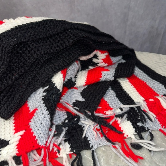 Blanket Quilt Handmade Vintage Black White Red Gray Raised Pattern 4 Ft X 6 Ft - Picture 3 of 3